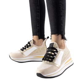 Zapatillas beige con purpurina en la plataforma Marce. Zapatillas beige con purpurina en la plataforma Marce.