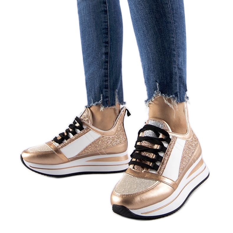 Zapatillas deportivas con purpurina dorada en la plataforma Marce. dorado