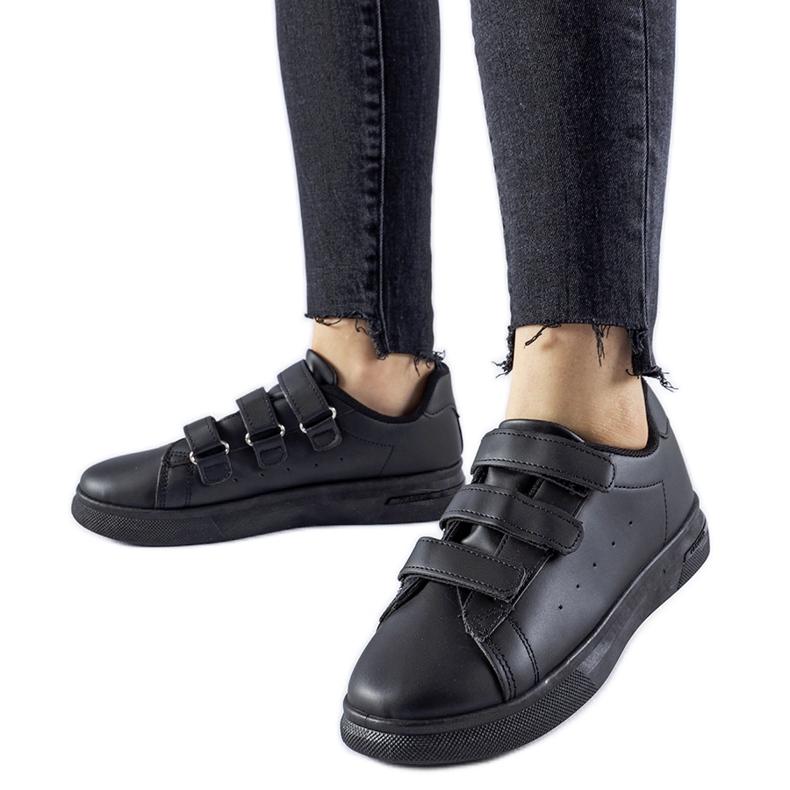 Zapatillas Paré negras con cierre de velcro. negro