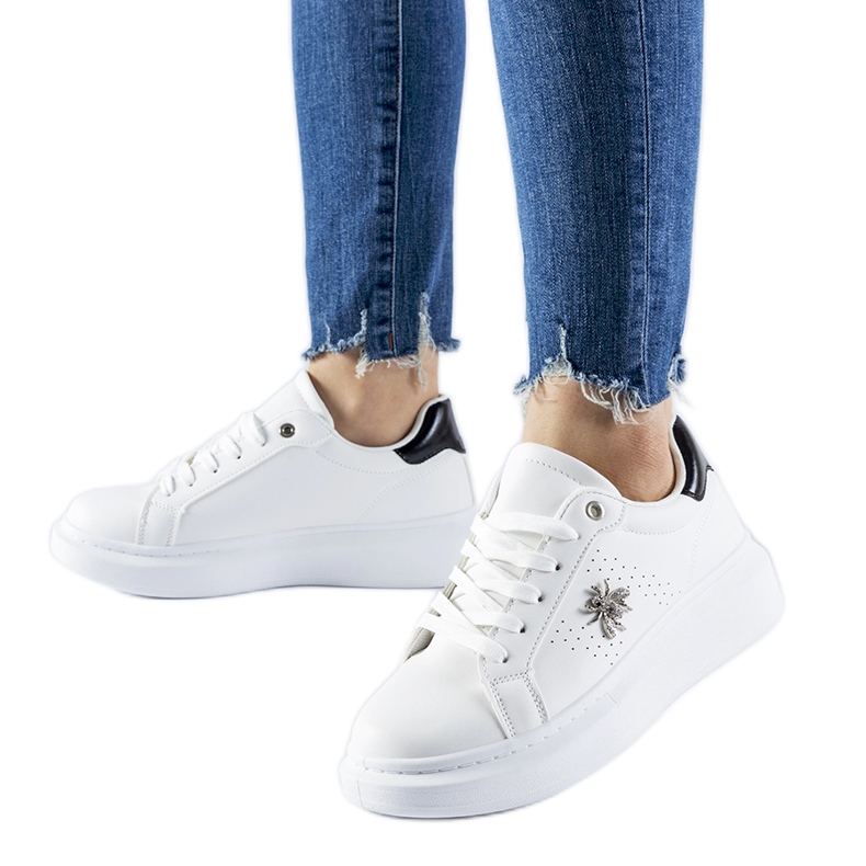 Zapatillas blancas con aplicación Fairfax de circonitas. blanco