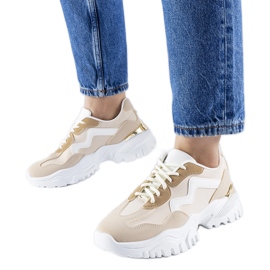 Zapatillas beige con suela masiva de Gironic.