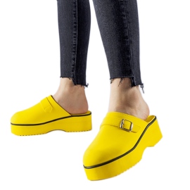 Zueco amarillo se desliza en la plataforma Lang