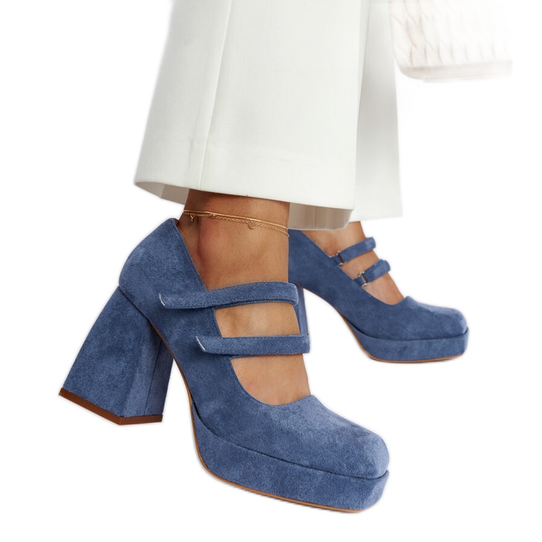 Zapatos de salón azules de Cher con un enorme tacón en bloque Zapatos de salón azules de Cher con un enorme tacón en bloque