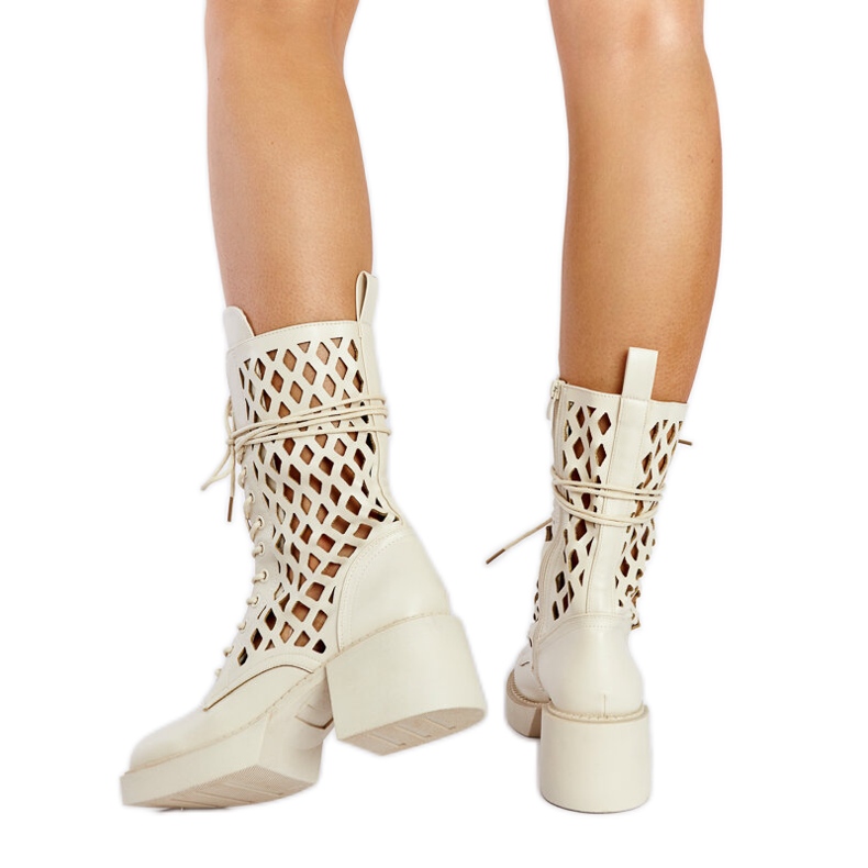 Botas de tacón caladas beige de Visalia