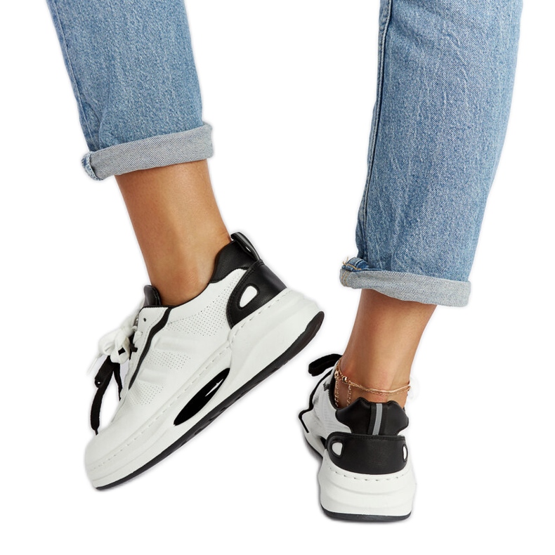 Zapatillas Galdino blancas y negras. blanco