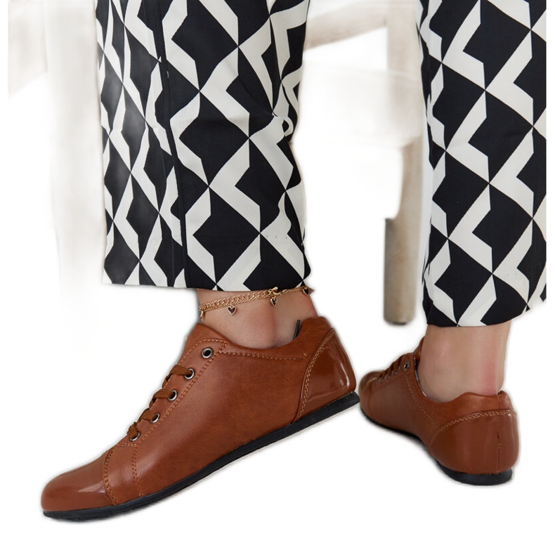 Zapatos marrones con puntera de charol de Parady. marrón Zapatos marrones con puntera de charol de Parady. marrón