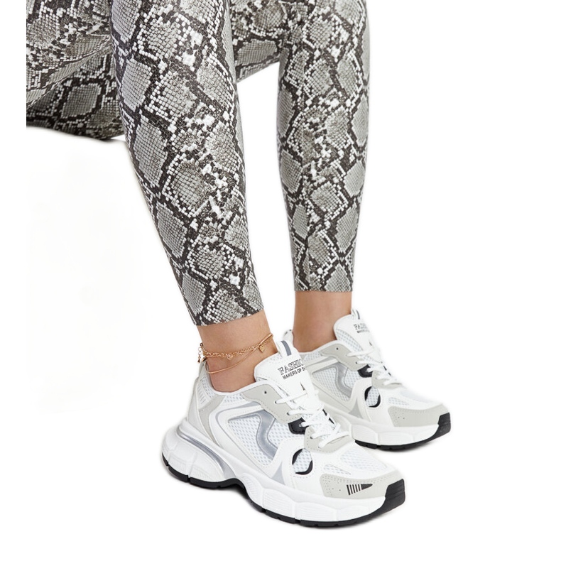Zapatillas blancas con suela jacobina maciza. blanco