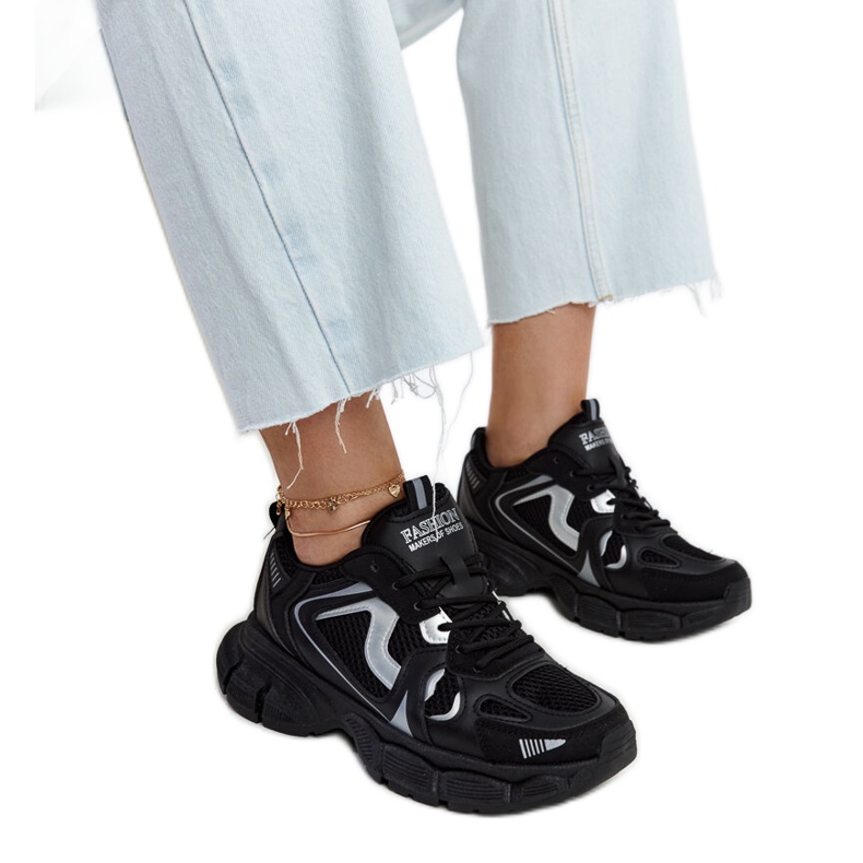 Zapatillas negras con suela jacobina masiva. negro