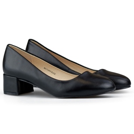 Zapatos negros de tacón bajo y punta redonda.