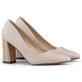 Zapatos de salón beige con un elegante tacón alto.