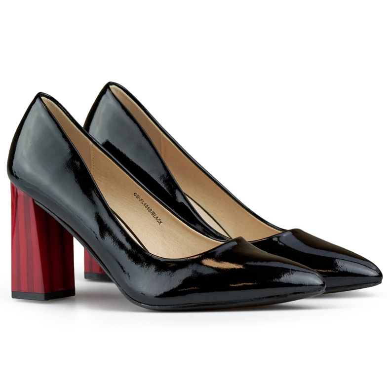 Zapatos de charol negro con tacón alto rojo.