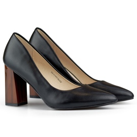 Zapatos de salón negros con tacón alto y elegante.