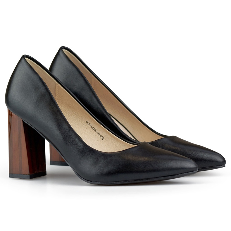 Zapatos de salón negros con tacón alto y elegante.