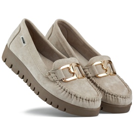 Mocasines de mujer beige oscuro con suela cómoda.