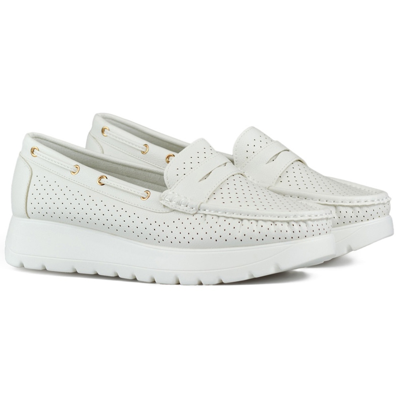 Cómodos mocasines de mujer blancos calados con plantilla de piel
