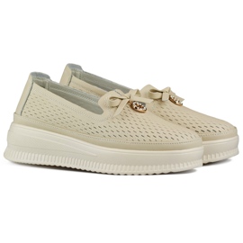 Zapatos de piel calados para mujer, mocasines cómodos fabricados en piel natural. beige