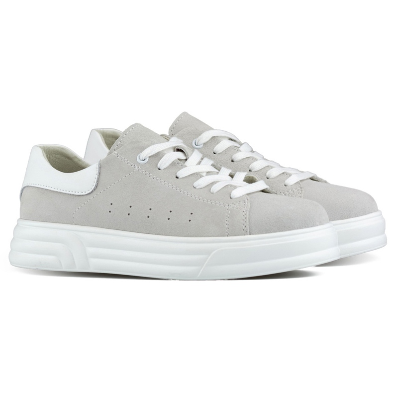 Zapatos de mujer de piel con suela plana, gris. Zapatos de mujer de piel con suela plana, gris.