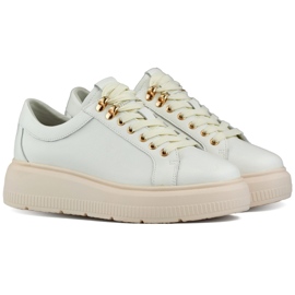 Zapatos de mujer de piel beige con cordones en la plataforma.
