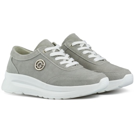 Deportivas de mujer fabricadas en piel natural en color gris.
