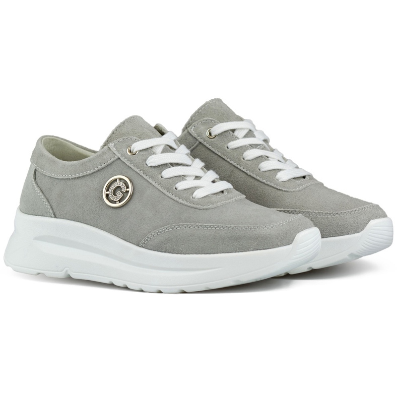Deportivas de mujer fabricadas en piel natural en color gris.