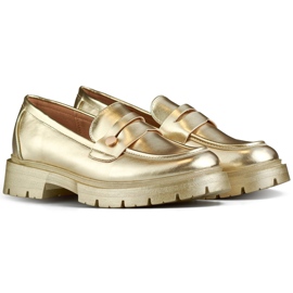 Zapatos dorados de mujer con suela gruesa.