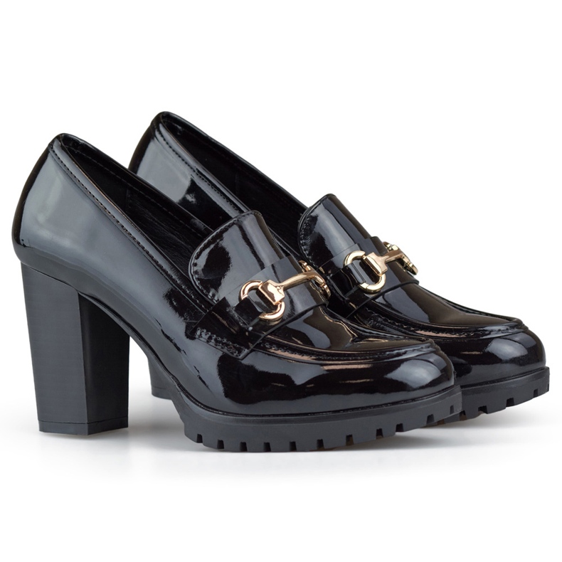 Zapatos de mujer de charol con tacón alto, salones de charol negro.