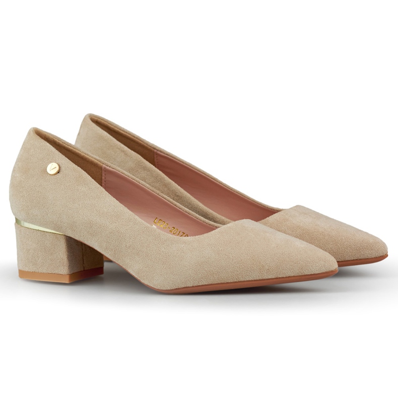 Bombas beige con tacones bajos