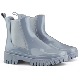 Botas de agua de mujer grises con suela gruesa.