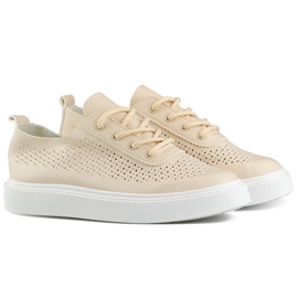 Deportivas de mujer caladas beige con suela gruesa.
