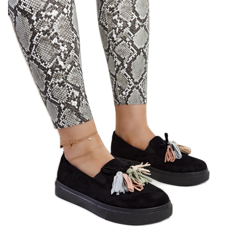 Zapatos negros con borlas de colores de Adaldrida Zapatos negros con borlas de colores de Adaldrida