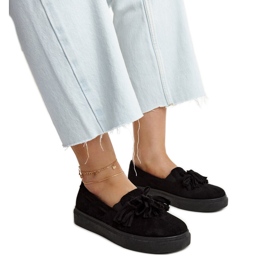 Zapatos negros con borlas de Adaldrida