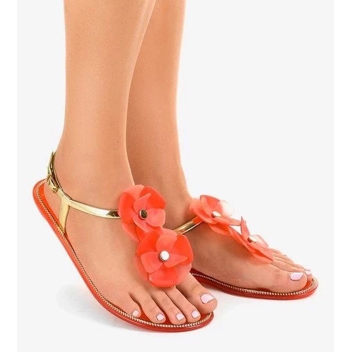 Zapatos de salón con punta en punta y tacón bajo en charol beige