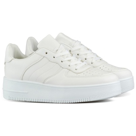 Deportivas blancas de mujer con suela gruesa. blanco