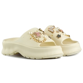 Chanclas mujer de goma beige con adornos