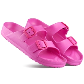 Chanclas rosas con dos hebillas.