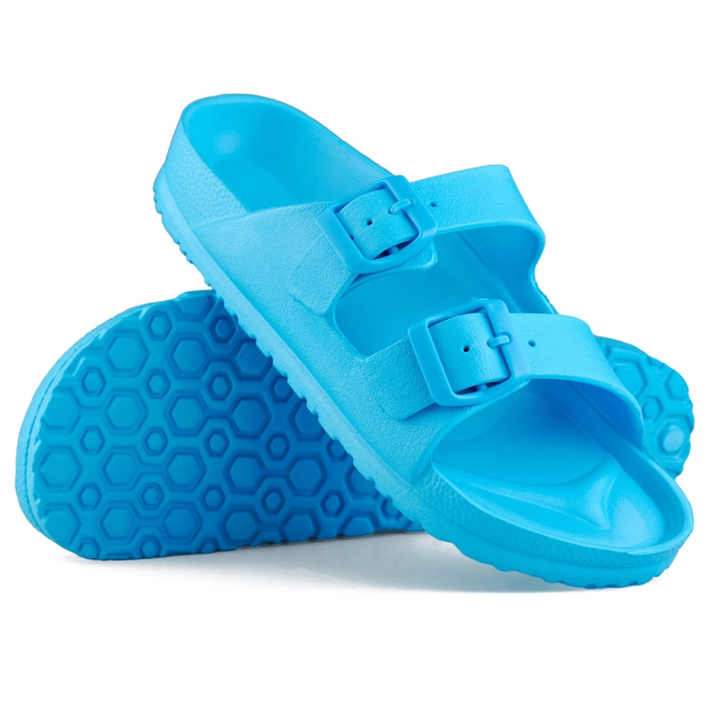 Chanclas azules con dos hebillas.