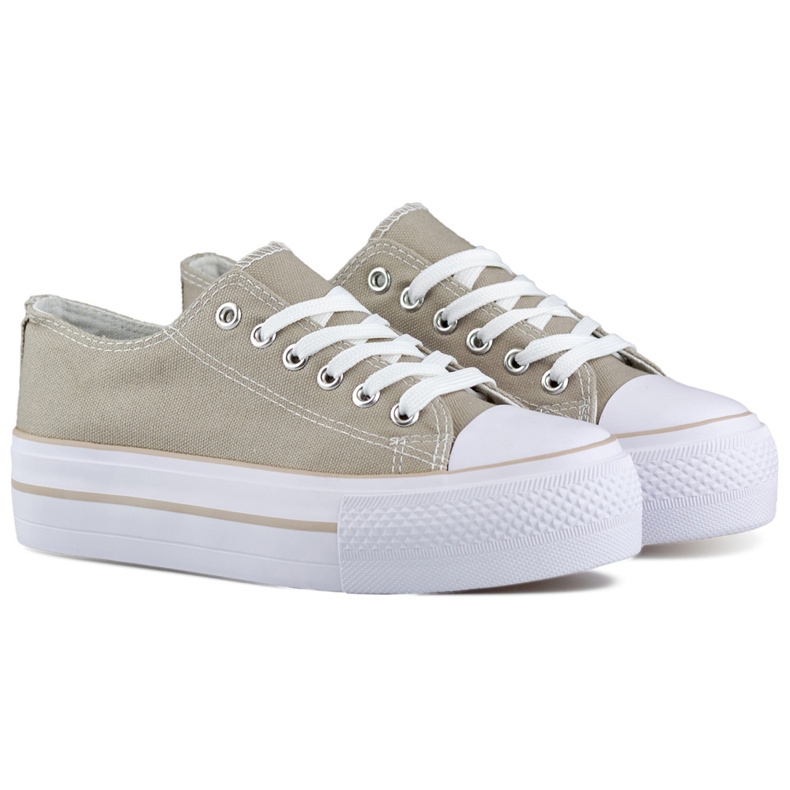 Zapatillas de mujer grises con suela gruesa.