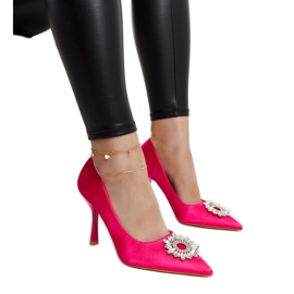 Tacones rosas con acabado satinado y pedrería de Susegana