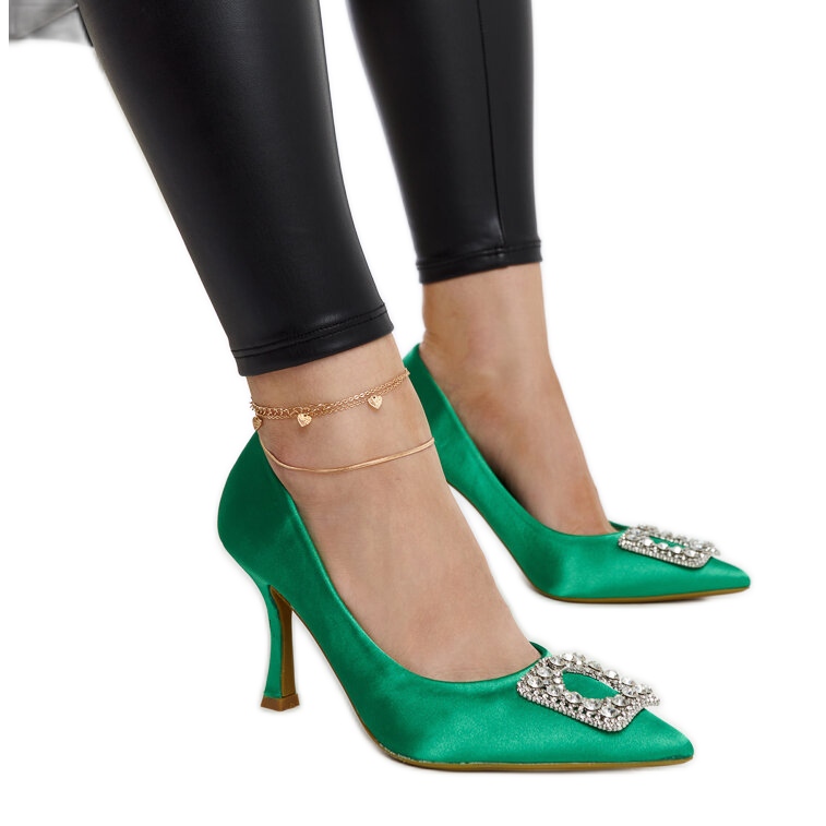 Tacones verdes con acabado satinado y pedrería Clemente Tacones verdes con acabado satinado y pedrería Clemente