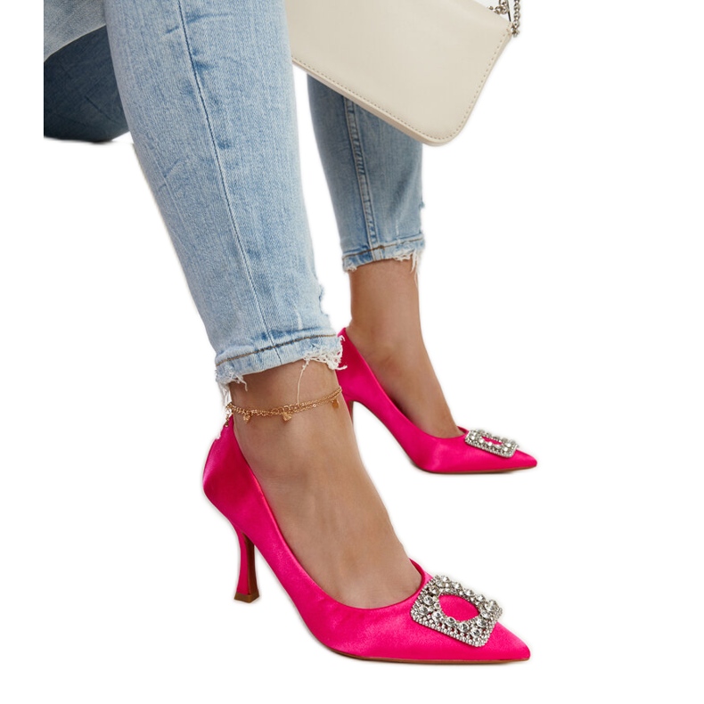 Tacones rosas con acabado satinado y pedrería Clemente rosado