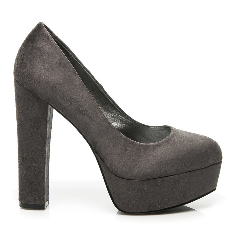 Comer Zapatos de tacón de ante en un pilar gris