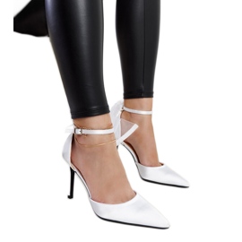 Tacones blancos con lazo de Ilaysa.