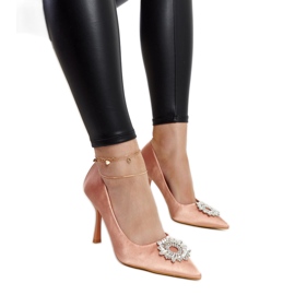 Tacones beige con acabado satinado y pedrería de Susegana Tacones beige con acabado satinado y pedrería de Susegana