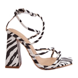 Sandalias de tacón alto en blanco y negro de moda Josette