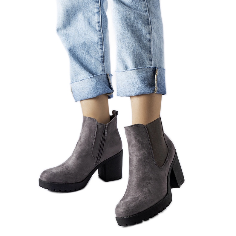 Botines de tacón alto en ante grises de Magnui