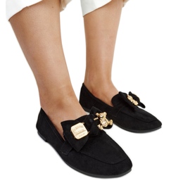 Mocasines negros con imperdible decorativo Kibra