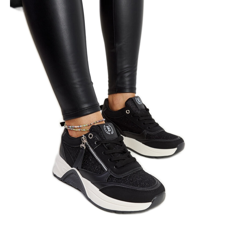 Zapatillas negras brillantes con plataforma Makda. negro