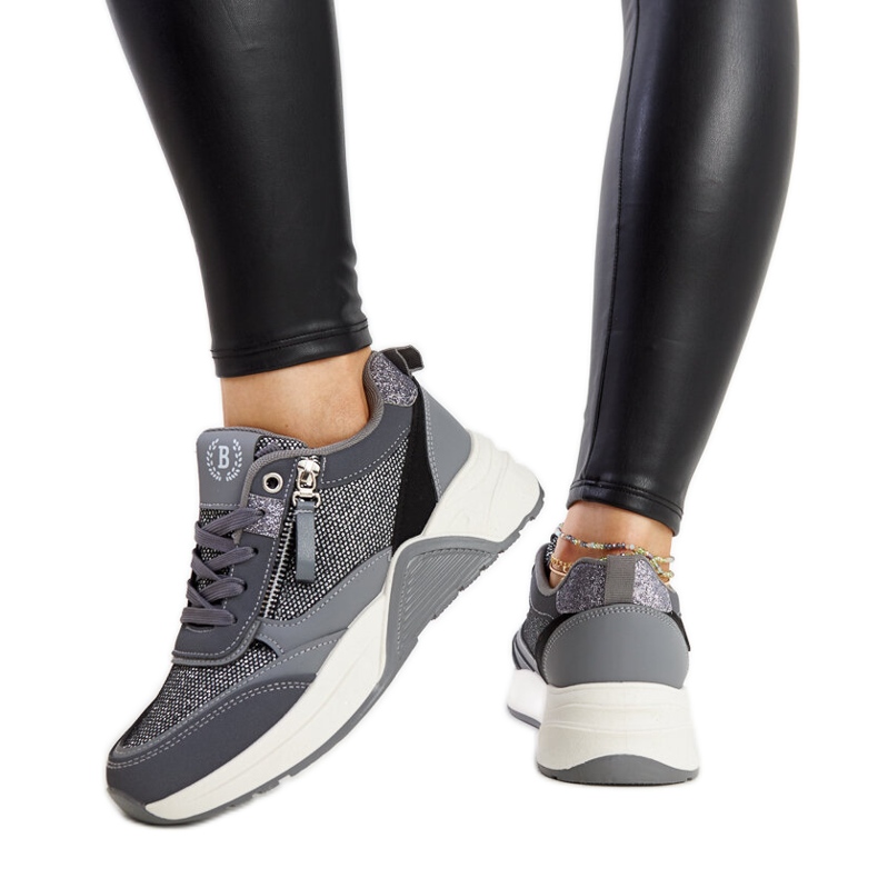 Zapatillas grises brillantes con plataforma Makda.