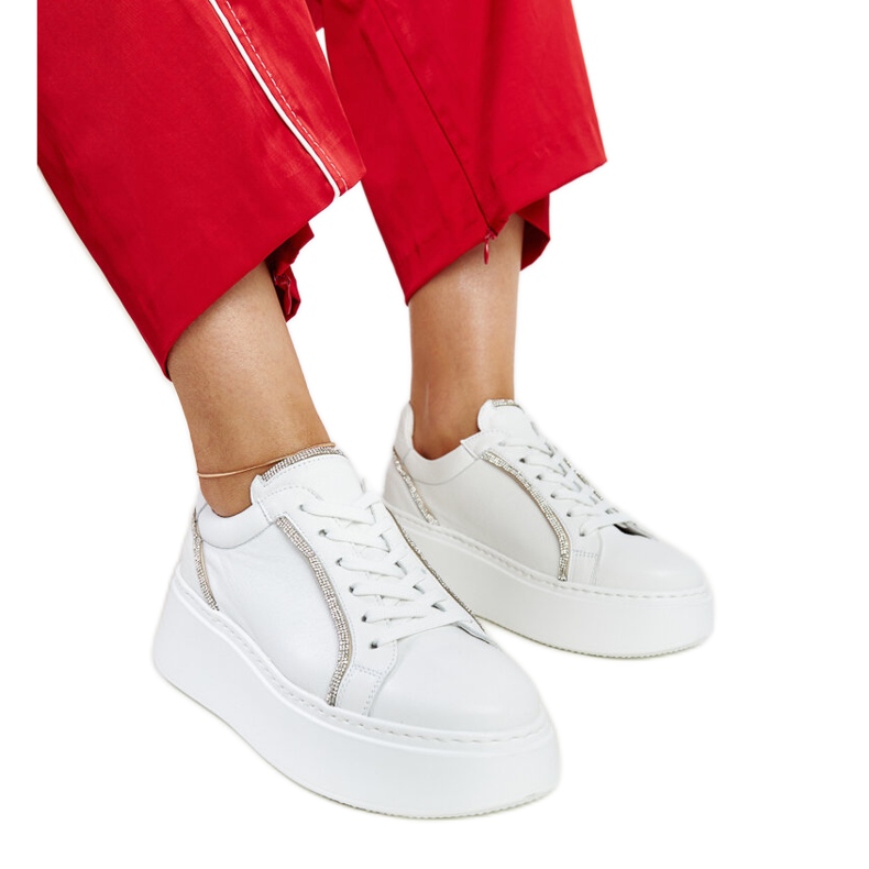 Deportivas Karino de piel blanca con pedrería blanco