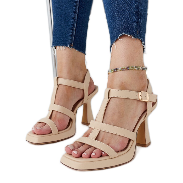 Sandalias de tacón beige claro confeccionadas en ecopiel Pirjo